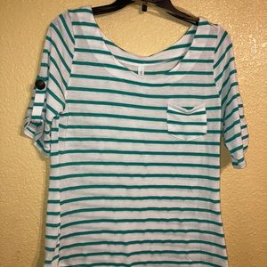 Short sleeve with buttoned sleeves